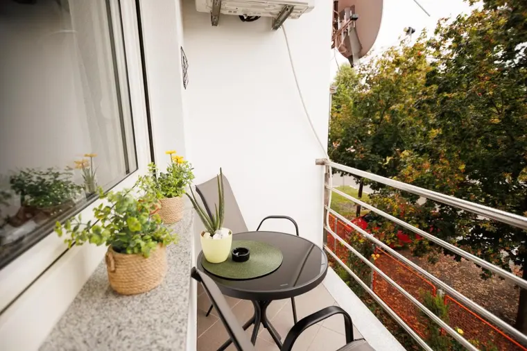 Navis 2: balkon sa stolićem, stolicama i cvijećem