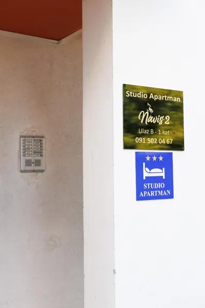 Natpis Studio apartman Navis 2 kraj ulaza: ulaz B, 1. kat